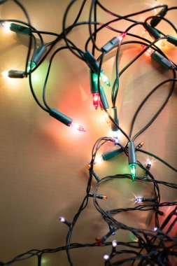 Ahşap masada kırmızı Noel ışıkları