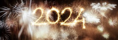 Yeni yıl arka planında patlayan havai fişekler