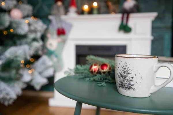 Muki Lämpimällä Juomalla Pöydällä Jouluna — kuvapankkivalokuva
