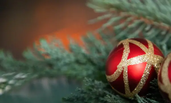 赤いクリスマスの装飾および火の枝 — ストック写真