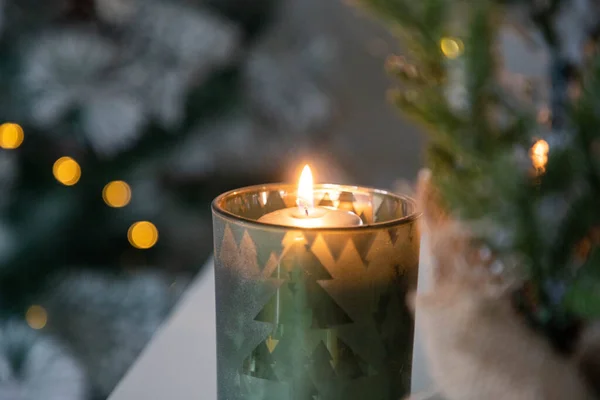 불타는 크리스마스 양초와 — 스톡 사진