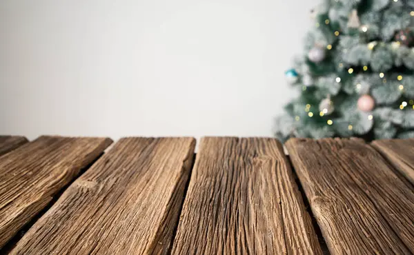 Prázdný Dřevěný Stůl Pro Prezentaci Produktu Rozmazané Vánoční Stromeček — Stock fotografie