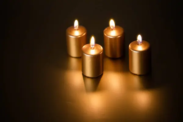 Adventní Čtyři Zlaté Svíčky Hoří — Stock fotografie