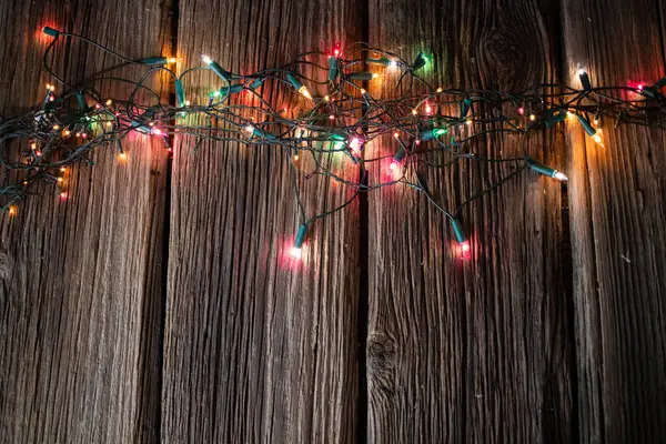 木のテーブルの赤いクリスマス ライト — ストック写真