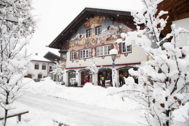 Karla kaplı küçük bir Alman köyünde kış mevsimi Garmish-Partenkirchen