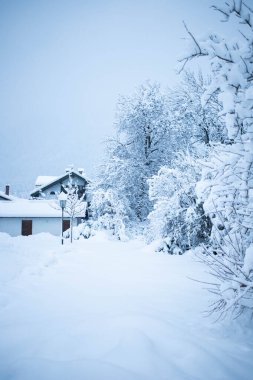 Karla kaplı küçük bir Alman köyünde kış mevsimi Garmish-Partenkirchen