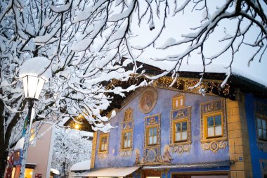 Karla kaplı küçük bir Alman köyünde kış mevsimi Garmish-Partenkirchen