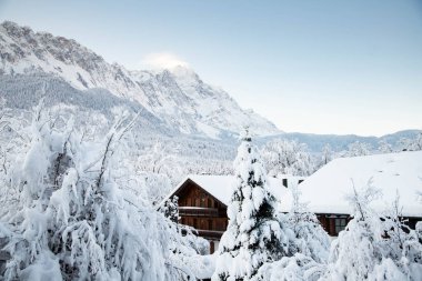 Karla kaplı küçük bir Alman köyünde kış mevsimi Garmish-Partenkirchen