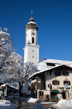 Karla kaplı küçük bir Alman köyünde kış mevsimi Garmish-Partenkirchen