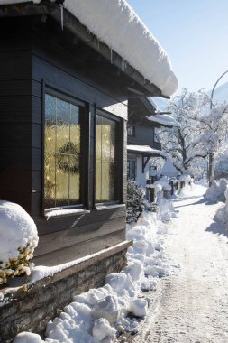 Karla kaplı küçük bir Alman köyünde kış mevsimi Garmish-Partenkirchen