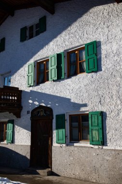 Karla kaplı küçük bir Alman köyünde kış mevsimi Garmish-Partenkirchen