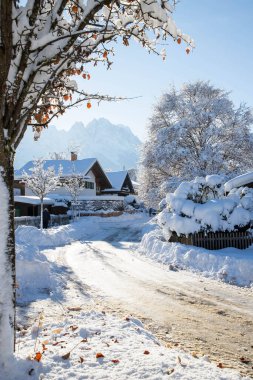 Karla kaplı küçük bir Alman köyünde kış mevsimi Garmish-Partenkirchen