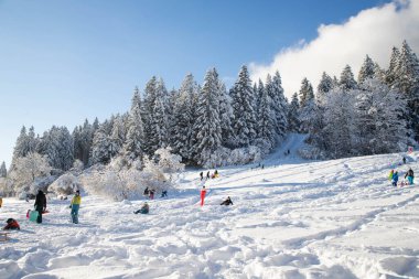Karla kaplı küçük bir Alman köyünde kış mevsimi Garmish-Partenkirchen