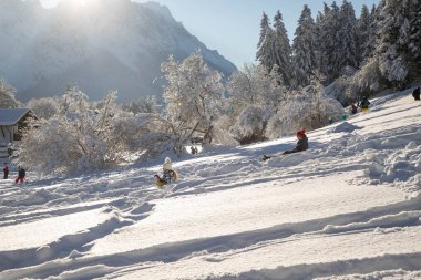 Karla kaplı küçük bir Alman köyünde kış mevsimi Garmish-Partenkirchen