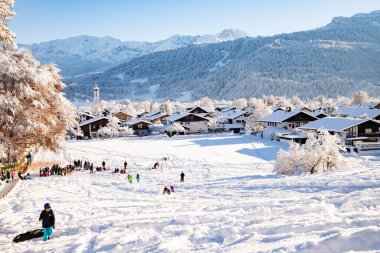Karla kaplı küçük bir Alman köyünde kış mevsimi Garmish-Partenkirchen
