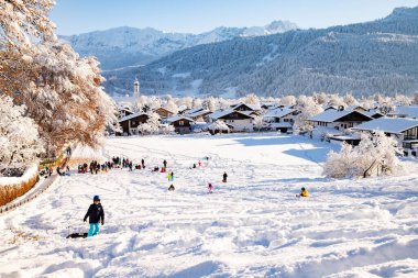 Karla kaplı küçük bir Alman köyünde kış mevsimi Garmish-Partenkirchen