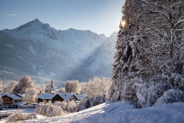 Karla kaplı küçük bir Alman köyünde kış mevsimi Garmish-Partenkirchen
