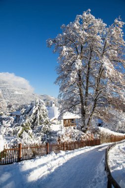 Karla kaplı küçük bir Alman köyünde kış mevsimi Garmish-Partenkirchen
