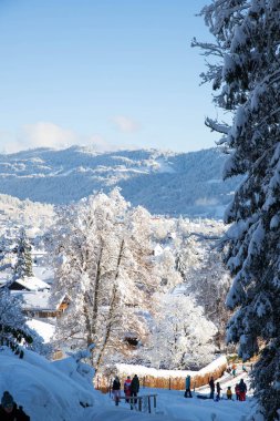 Karla kaplı küçük bir Alman köyünde kış mevsimi Garmish-Partenkirchen