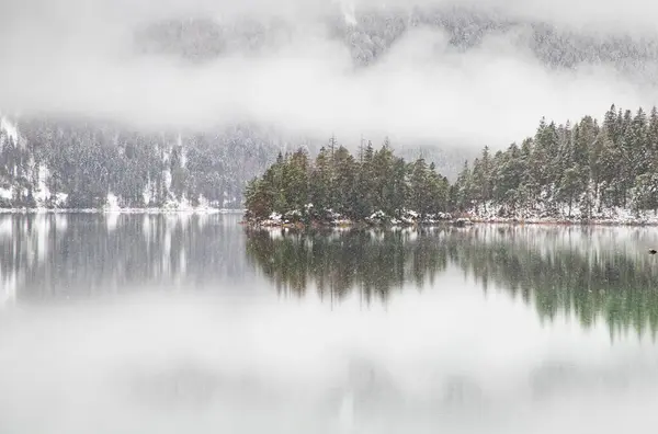Foggy Lake Winter Snowfall — Stock Photo, Image