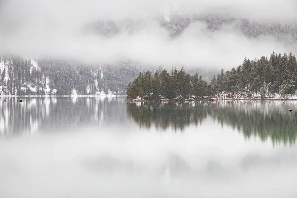 Lago Nebuloso Inverno Nevasca — Fotografia de Stock
