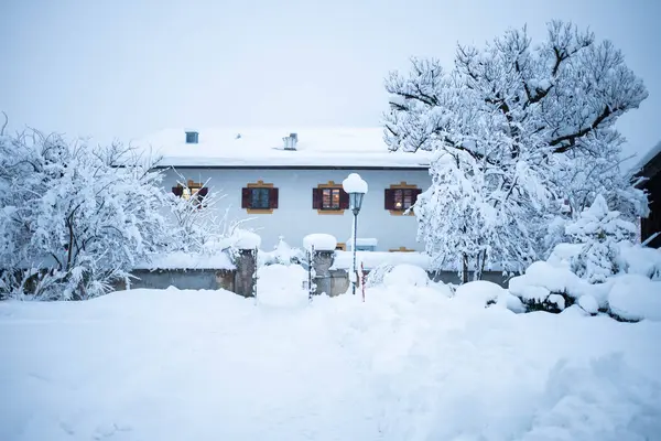 Zima Małej Niemieckiej Wiosce Pokrytej Śniegiem Garmish Partenkirchen — Zdjęcie stockowe