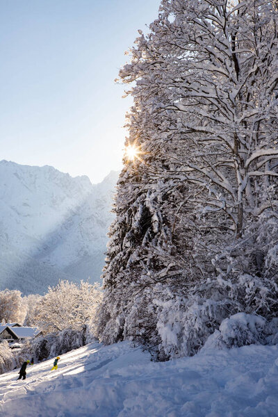 зимой в маленькой немецкой деревне, покрытой снегом Гармиш-Партенкирхен