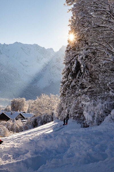 зимой в маленькой немецкой деревне, покрытой снегом Гармиш-Партенкирхен