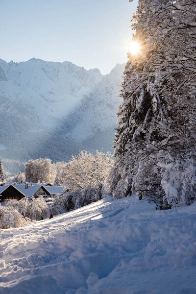 зимой в маленькой немецкой деревне, покрытой снегом Гармиш-Партенкирхен