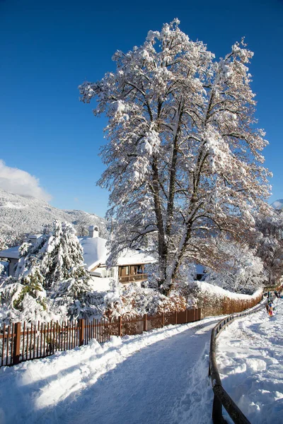 雪で覆われた小さなドイツの村での冬の時間 ガルマッシュ プラテンキルチェン — ストック写真