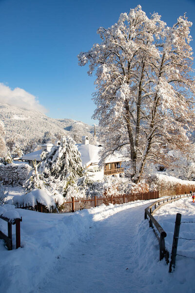 зимой в маленькой немецкой деревне, покрытой снегом Гармиш-Партенкирхен