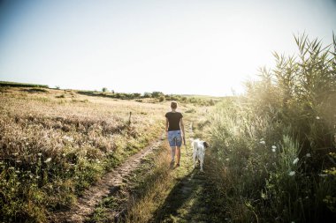 Bir köpekle göl kenarında.