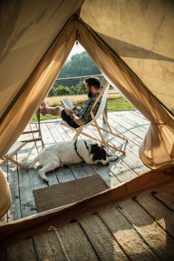 Bir köpekle kamp yapmak ya da cazibe