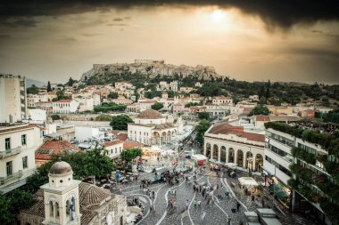 Atina 'da gün batımında Monastiraki meydanı ve Akropolis' in havadan panoramik manzarası