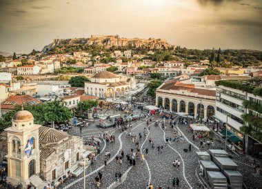 Atina 'da gün batımında Monastiraki meydanı ve Akropolis' in havadan panoramik manzarası