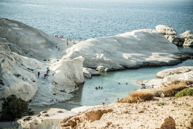 Beyaz tebeşir kayalıklarla Sarakiniko, Milos island, Cyclades, Yunanistan