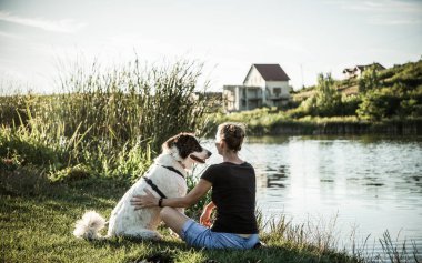 Bir köpekle göl kenarında.