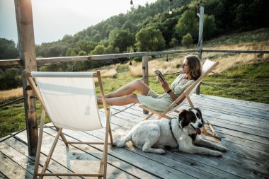 Bir köpekle kamp yapmak ya da cazibe