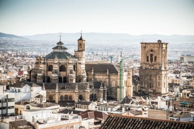 Granada 'nın pitoresk Albaisin ilçesinde güneşli bir yaz öğleden sonrasında. Endülüs İspanya.
