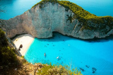 Yunanistan 'ın Zante kentindeki ünlü enkaz gemisiyle birlikte Navagio plajı.