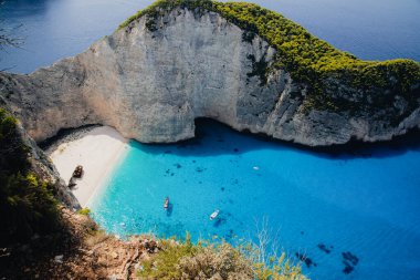 Yunanistan 'ın Zante kentindeki ünlü enkaz gemisiyle birlikte Navagio plajı.