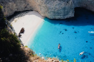 Yunanistan 'ın Zante kentindeki ünlü enkaz gemisiyle birlikte Navagio plajı.