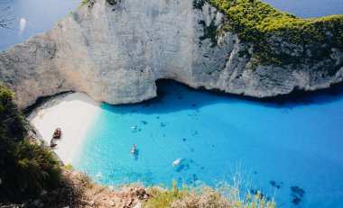 Yunanistan 'ın Zante kentindeki ünlü enkaz gemisiyle birlikte Navagio plajı.