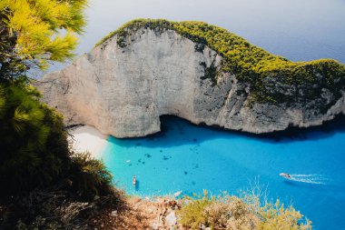 Yunanistan 'ın Zante kentindeki ünlü enkaz gemisiyle birlikte Navagio plajı.