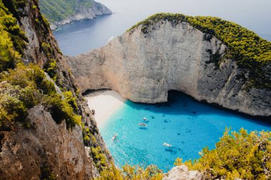 Yunanistan 'ın Zante kentindeki ünlü enkaz gemisiyle birlikte Navagio plajı.