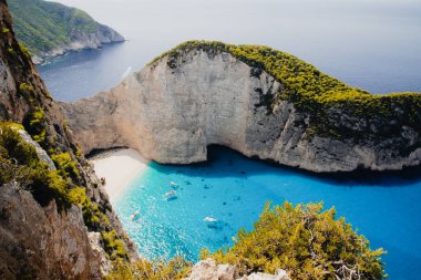 Yunanistan 'ın Zante kentindeki ünlü enkaz gemisiyle birlikte Navagio plajı.