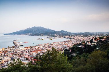 Yunanistan 'ın Zante adasındaki Zakynthos şehrinin manzarası. Panagia Pikridiotissa Kilisesi. Güneşin doğuşunda Zakynthos kasabasında güzel manzaralı.