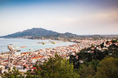 Yunanistan 'ın Zante adasındaki Zakynthos şehrinin manzarası. Panagia Pikridiotissa Kilisesi. Güneşin doğuşunda Zakynthos kasabasında güzel manzaralı.
