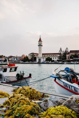 Yunanistan 'ın Zante adasındaki Zakynthos şehrinin manzarası. Panagia Pikridiotissa Kilisesi. Güneşin doğuşunda Zakynthos kasabasında güzel manzaralı.