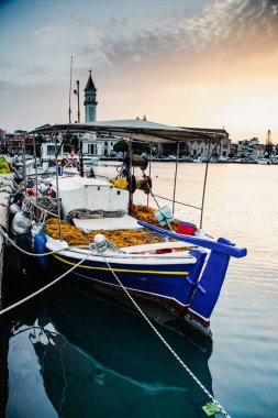 Yunanistan 'ın Zante adasındaki Zakynthos şehrinin manzarası. Panagia Pikridiotissa Kilisesi. Güneşin doğuşunda Zakynthos kasabasında güzel manzaralı.